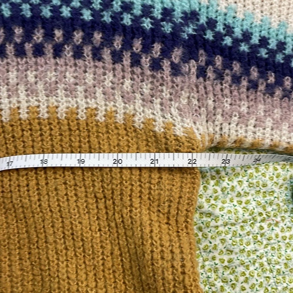 Lulu’s sweater - Picture 6 of 7